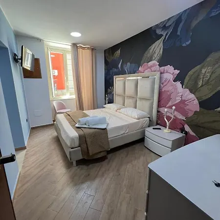 In Piazzetta نابولي