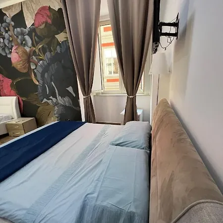 In Piazzetta نابولي